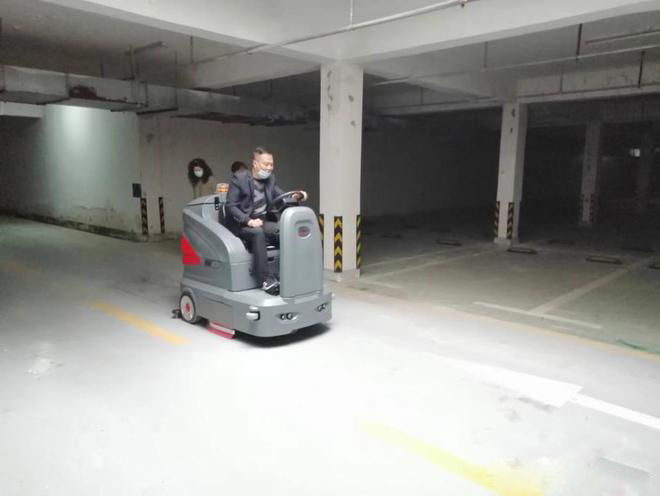 潮州小区物业保洁不用人力改用驾驶式洗地机了